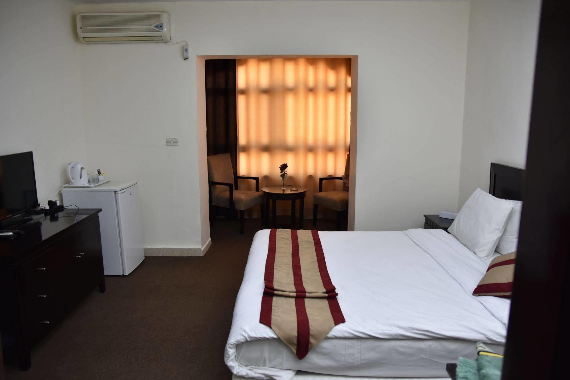 Al Bateel Hotel Apartments Amman Extérieur photo